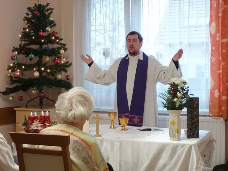 Ünnepvárás, karácsonyi ünnepély a Virágoskert Idősek Otthonában