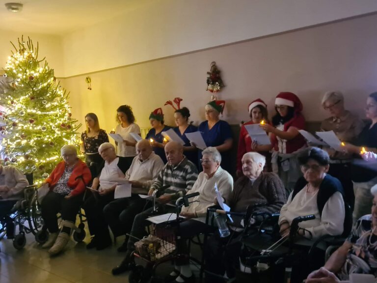 Meghitt karácsonyi ünnepséggel, vidám műsorral, finom falatokkal örvendeztettük meg az Aranykor Idősek Otthonának lakóit